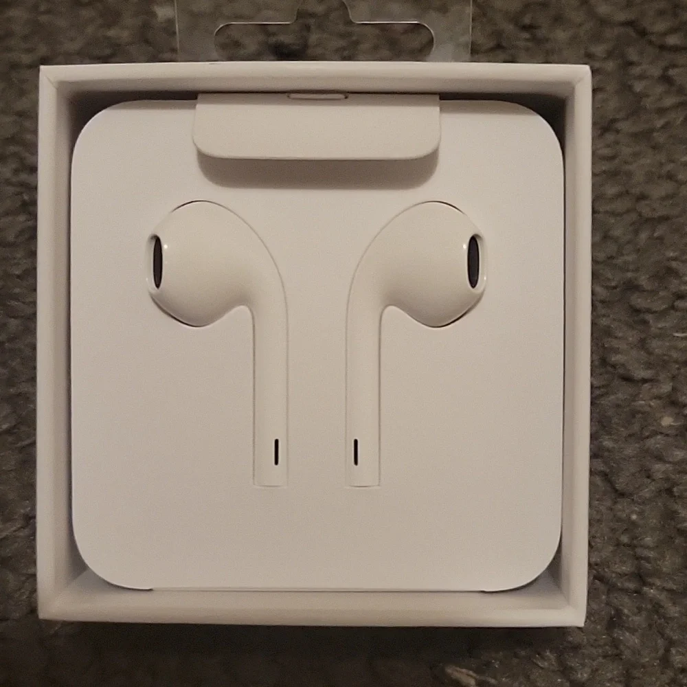 Apple Earpods with Lightning Connector